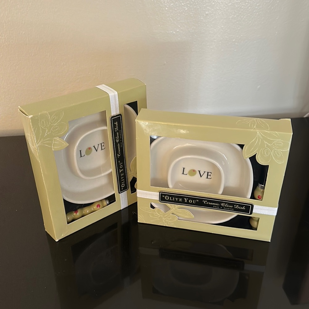 Set of 2 Olive Dishes With Pick